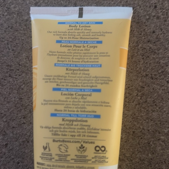Burt’s Bees // body lotion milk & honey 🍯 - Picture 3 of 3